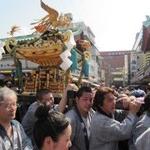 Group of people carrying a platform